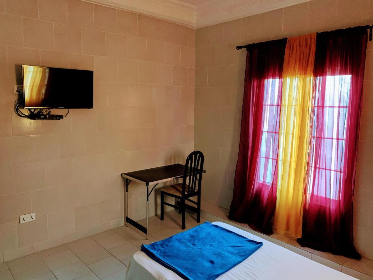 Woodpecker Resort Hotel Банджул Екстериор снимка
